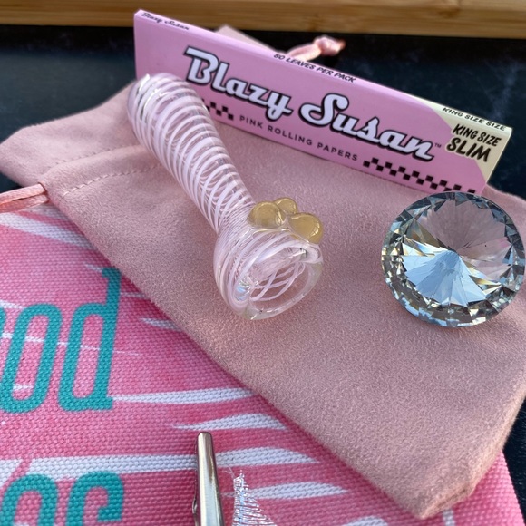 When A Woman Smokes Kit 💨 - Picture 4 of 10